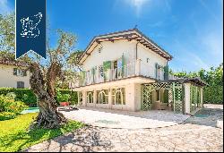 Elegant villa with a garden for sale in the most luxurious district of Forte dei Marmi