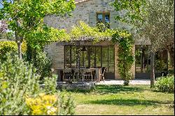 Lourmarin very beautiful renovated old property at the foot of the Luberon on 1.4 hectares