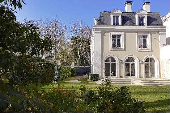 Neuilly-sur-Seine - A magnificent 6-bed apartment with a swimming pool and a garden