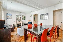 Paris 3rd District - An elegant 3-bed apartment