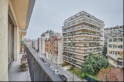 Paris 7th District – A 3-bed apartment with a balcony