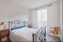 Paris 7th District - A 3-bed apartment with a balcony