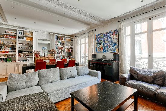 Paris 3rd District - An elegant 3-bed apartment