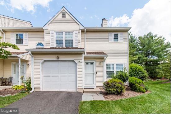 18 Pilgrim Ct, Ewing NJ 08628