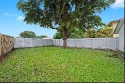 566 Lakeside Cir, Sunrise FL 33326