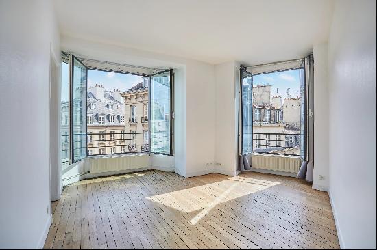 Paris 6th District - Carrefour de l'Odeon, 5th floor, two bedrooms.