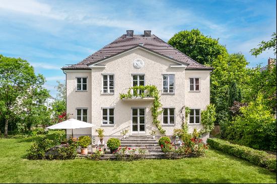 Stately villa on a park-like estate in an absolute prime location on the Nymphenburg Pala