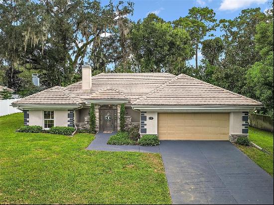 2115 Oak Leaf Circle, Mount Dora FL 32757