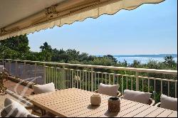 Sea view villa in luxury condominium