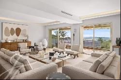 Sea view villa in luxury condominium