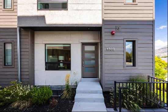 Beautiful Corner-Unit With Rooftop Deck