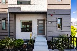 Beautiful Corner-Unit With Rooftop Deck