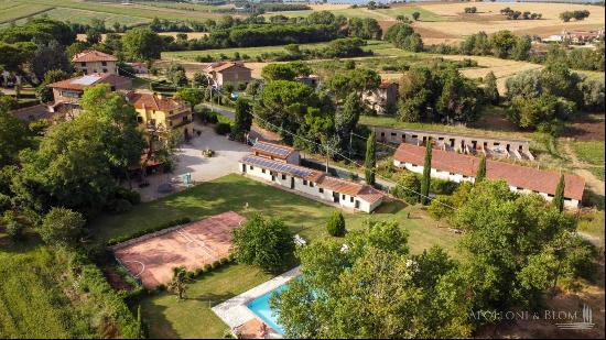 Country house with apartments and pool, Castiglione del Lago - Umbria