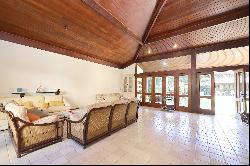 Beautiful house in a gated community in Barra da Tijuca with 5 suites and a gour