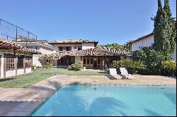 Beautiful house in a gated community in Barra da Tijuca with 5 suites and a gour