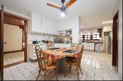 Beautiful house in a gated community in Barra da Tijuca with 5 suites and a gour