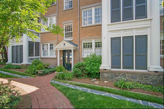 Elegant Second Floor End Unit in Collier Hills