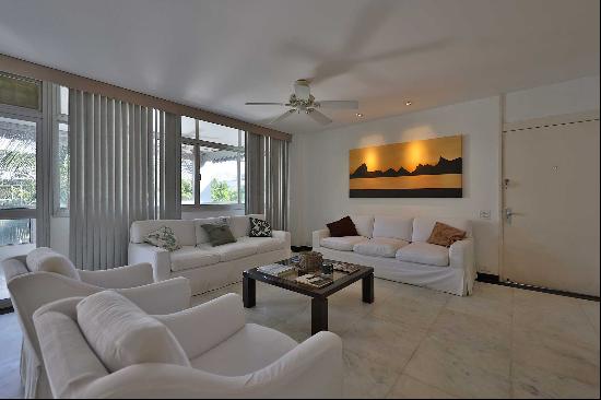 Duplex penthouse with terrace and ocean view in Barra da Tijuca, in a high-end c