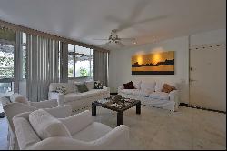 Duplex penthouse with terrace and ocean view in Barra da Tijuca, in a high-end c