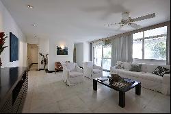 Duplex penthouse with terrace and ocean view in Barra da Tijuca, in a high-end c