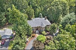 One of a Kind Private Wooded Oasis