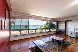 Ocean-view apartment with 2 parking spaces in a prime location