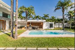 Renovated house in gated community in Barra da Tijuca