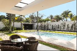 Renovated house in gated community in Barra da Tijuca