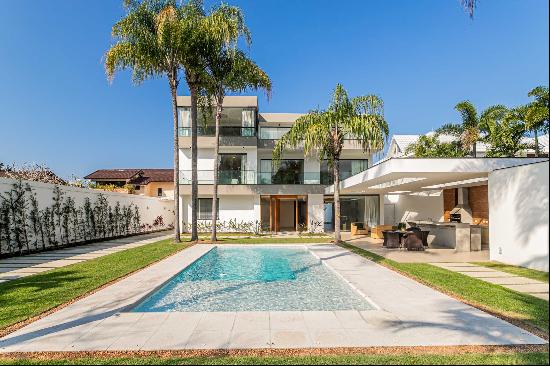 Renovated house in gated community in Barra da Tijuca