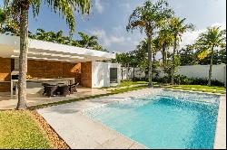 Renovated house in gated community in Barra da Tijuca