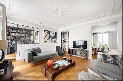 Paris 9th District - An elegant 3-bed apartment