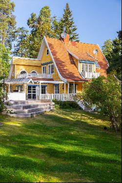 Turn-of-the-Century villa with lakeside plots in a sunny and south-facing position