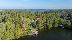 Turn-of-the-Century villa with lakeside plots in a sunny and south-facing position