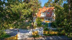 Turn-of-the-Century villa with lakeside plots in a sunny and south-facing position