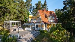 Turn-of-the-Century villa with lakeside plots in a sunny and south-facing position