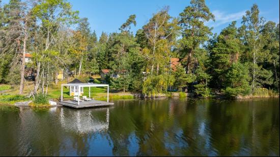 Turn-of-the-Century villa with lakeside plots in a sunny and south-facing position