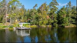 Turn-of-the-Century villa with lakeside plots in a sunny and south-facing position