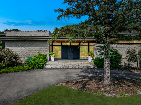 The Modern: Impressive Rothwell Heights Bungalow