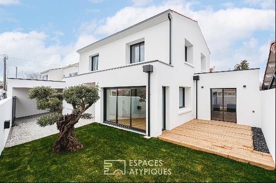 Contemporary with swimming pool in La Rochelle