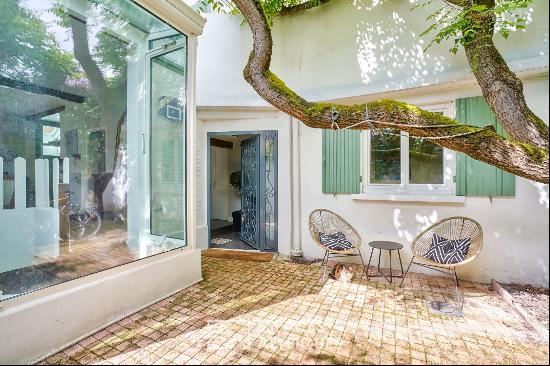 Bourgeois house with terrace and paved courtyard in the Golden Triangle