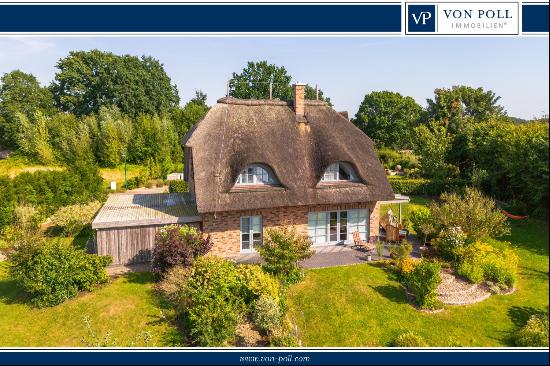 Charming thatched-roof house in Sylt style