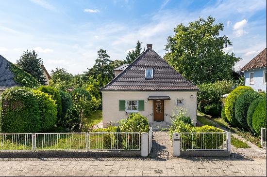 Cozy detached house on a spacious plot: Versatile use with potential for redesign