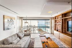 Luxurious renovated penthouse in the first block of Ipanema