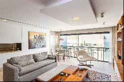 Luxurious renovated penthouse in the first block of Ipanema