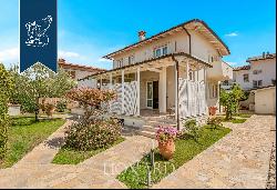 Renovated villa for sale in Marina di Pietrasanta, a few steps from the center and the bea