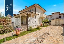 Renovated villa for sale in Marina di Pietrasanta, a few steps from the center and the bea