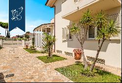 Renovated villa for sale in Marina di Pietrasanta, a few steps from the center and the bea