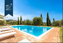 Renovated historical property with a garden and pool, ideal as an accommodation business f