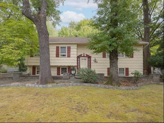 BARDONIA, NY 4 Bedroom Raised Ranch.