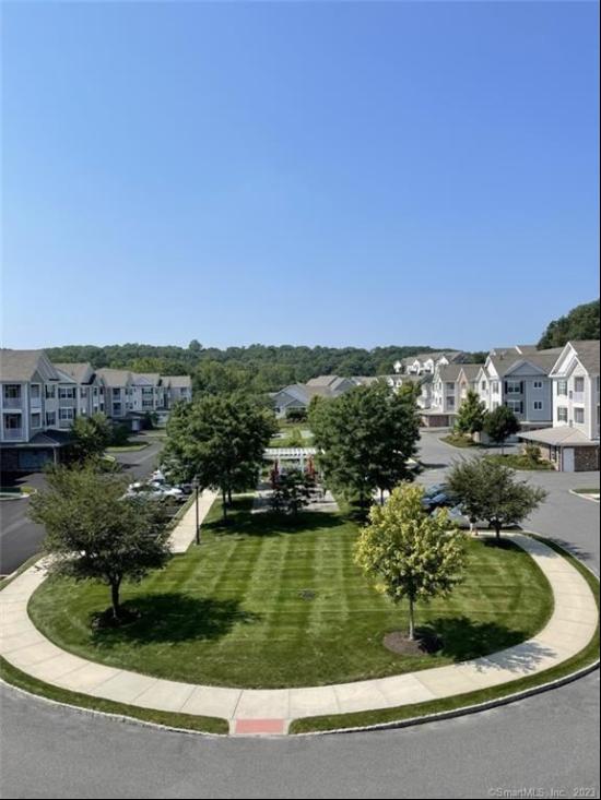 834 Brookside Court #834, Newtown CT 06470